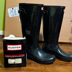 Size 10 Hunter Original Black Tall Rainboot with Fleece Welly Socks